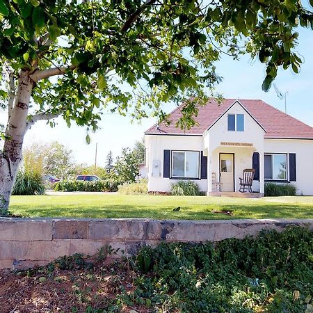 Hot Tub And Grandma'S Cottage, Charming And Nostalgic Blanding Exterior photo